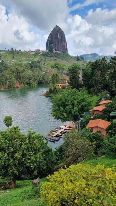 Hermosa cabaña frente al lago y la piedra 4