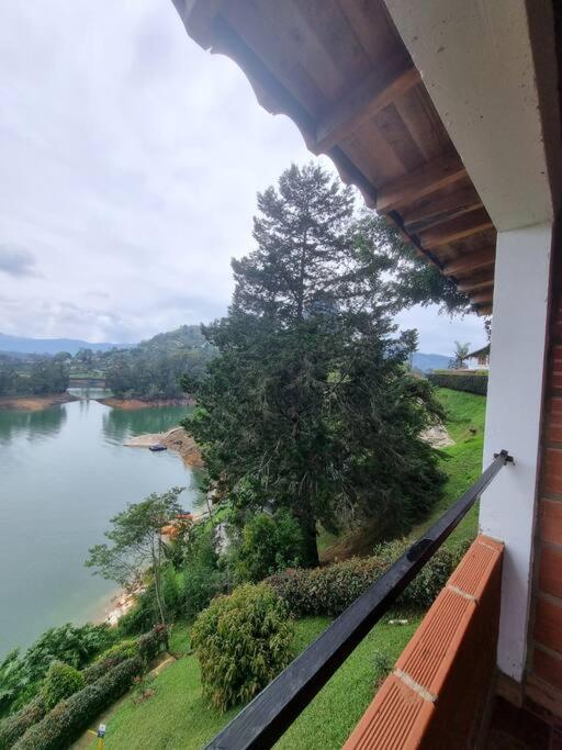 Hermosa cabaña frente al lago y la piedra 4