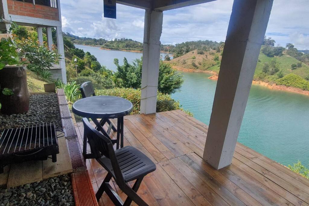 Hermosa cabaña frente al lago y la piedra 4