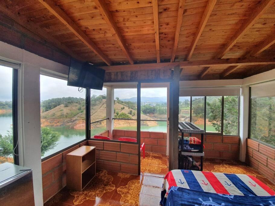 Hermosa cabaña frente al lago y la piedra 4