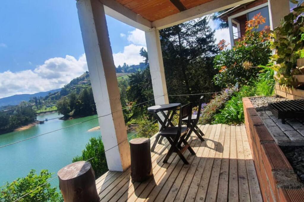 Hermosa cabaña frente al lago y la piedra 4