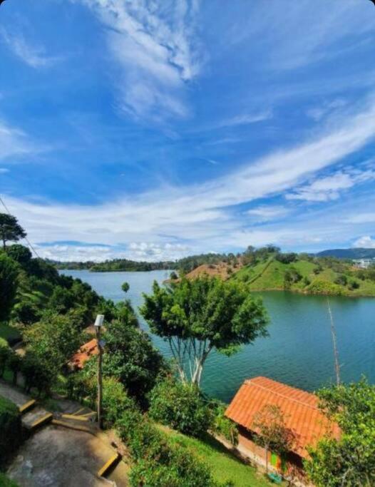 Hermosa cabaña frente al lago y la piedra 4