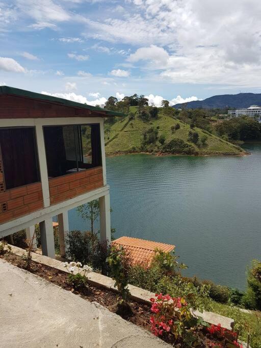 Hermosa cabaña frente al lago y la piedra 4