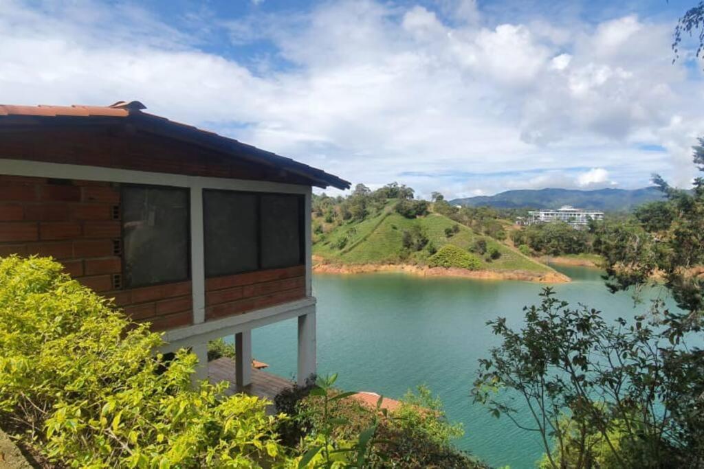 Hermosa cabaña frente al lago y la piedra 4