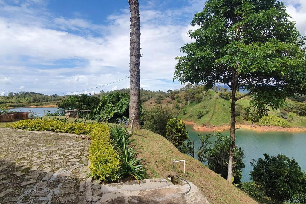 Hermosa cabaña frente al lago y la piedra 4