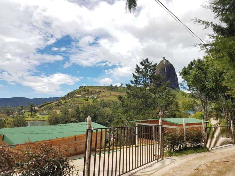 Hermosa cabaña frente al lago y la piedra 4
