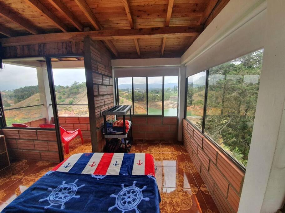 Hermosa cabaña frente al lago y la piedra 4
