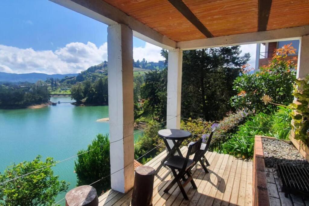 Hermosa cabaña frente al lago y la piedra 4