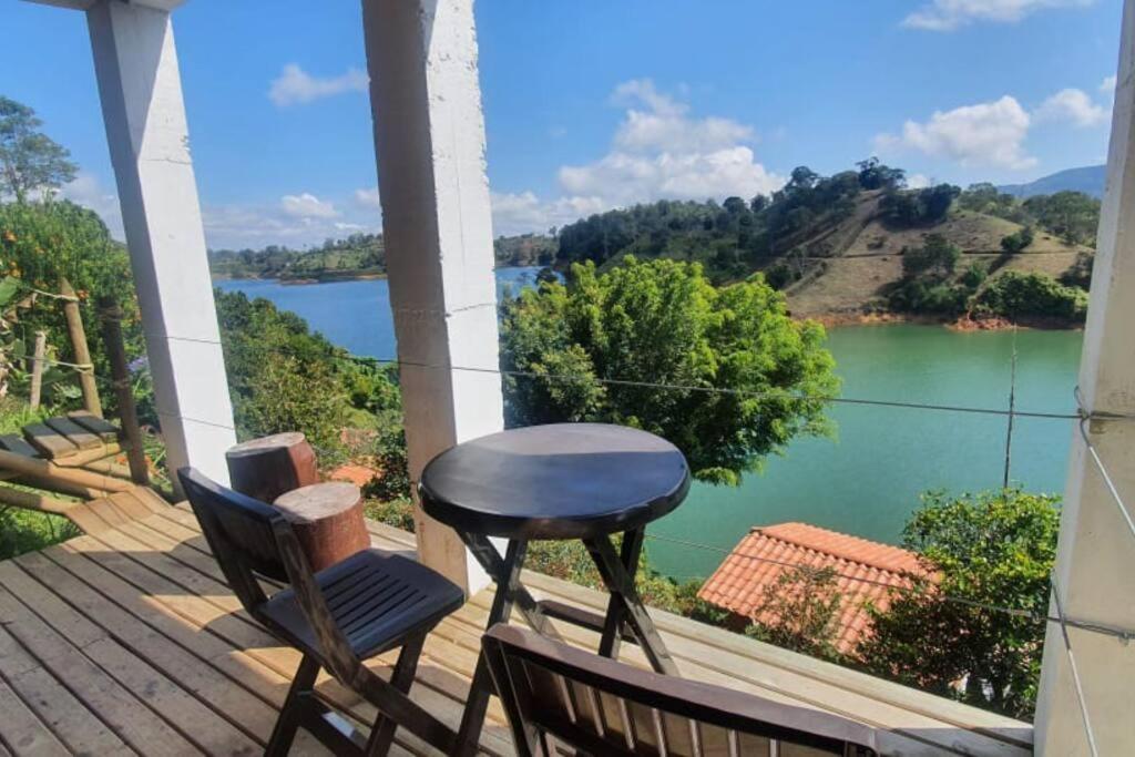 Hermosa cabaña frente al lago y la piedra 4