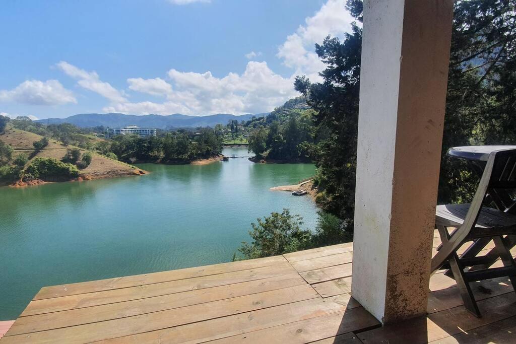 Hermosa cabaña frente al lago y la piedra 4