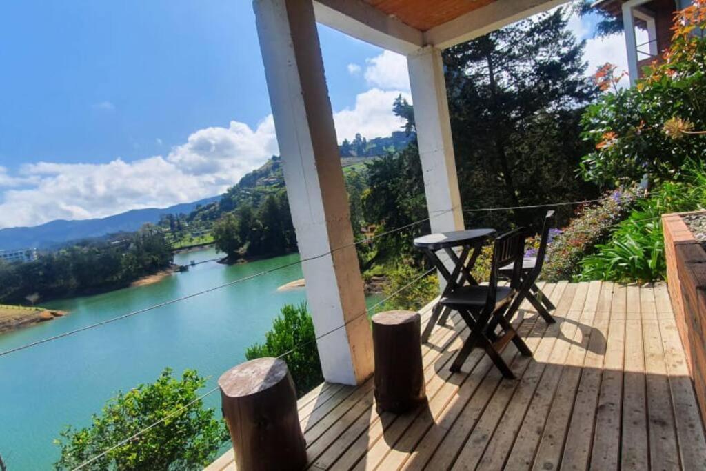 Hermosa cabaña frente al lago y la piedra 4