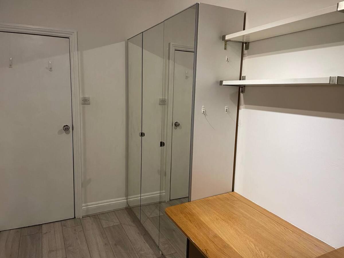 Spacious double bedroom with private bathroom ensuite in London Canary Wharf E14, only 1 stop to Excel and O2 for short or long let in London Canary Wharf,