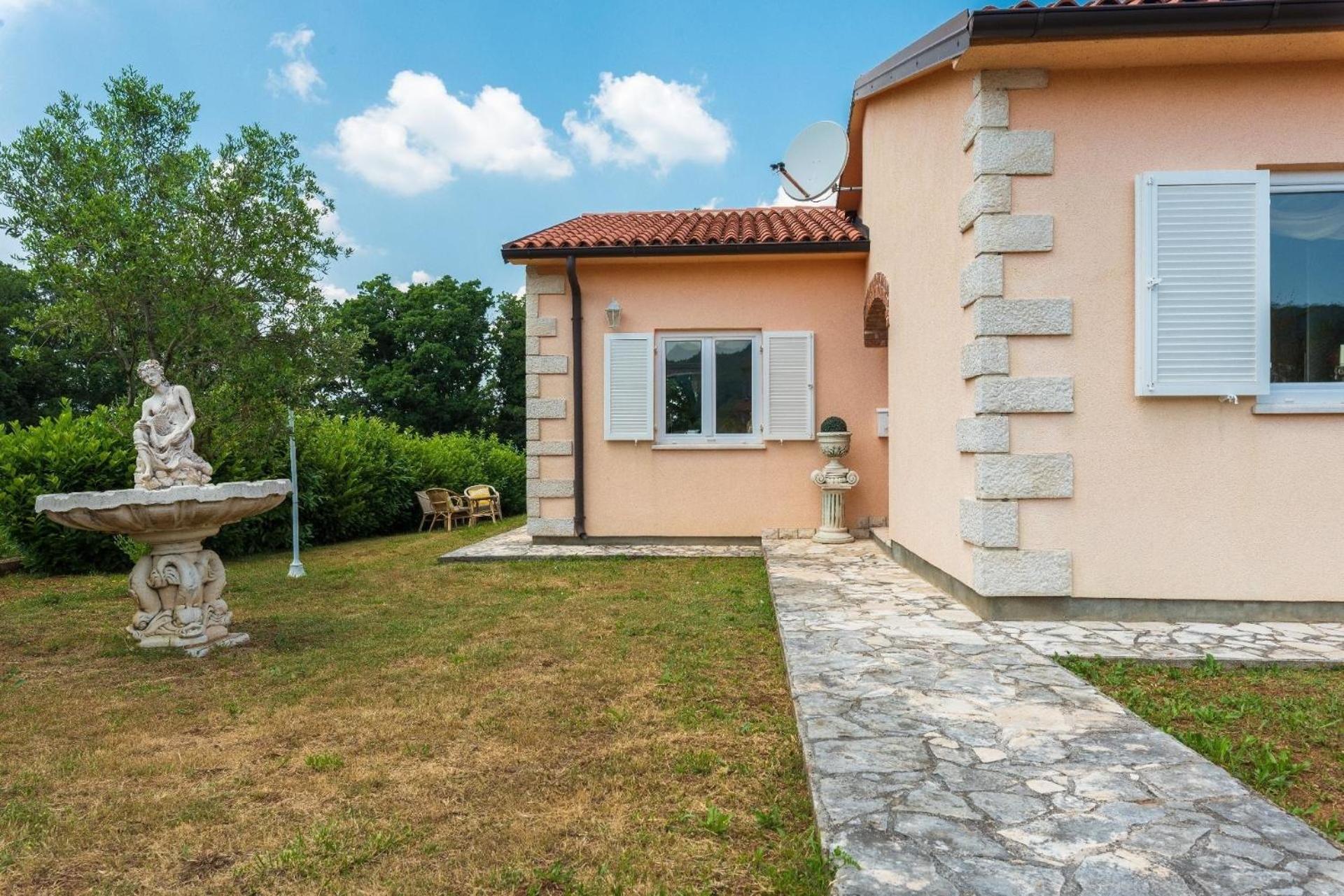 Ruhiges Haus im Grünen mit Privatpool view 2
