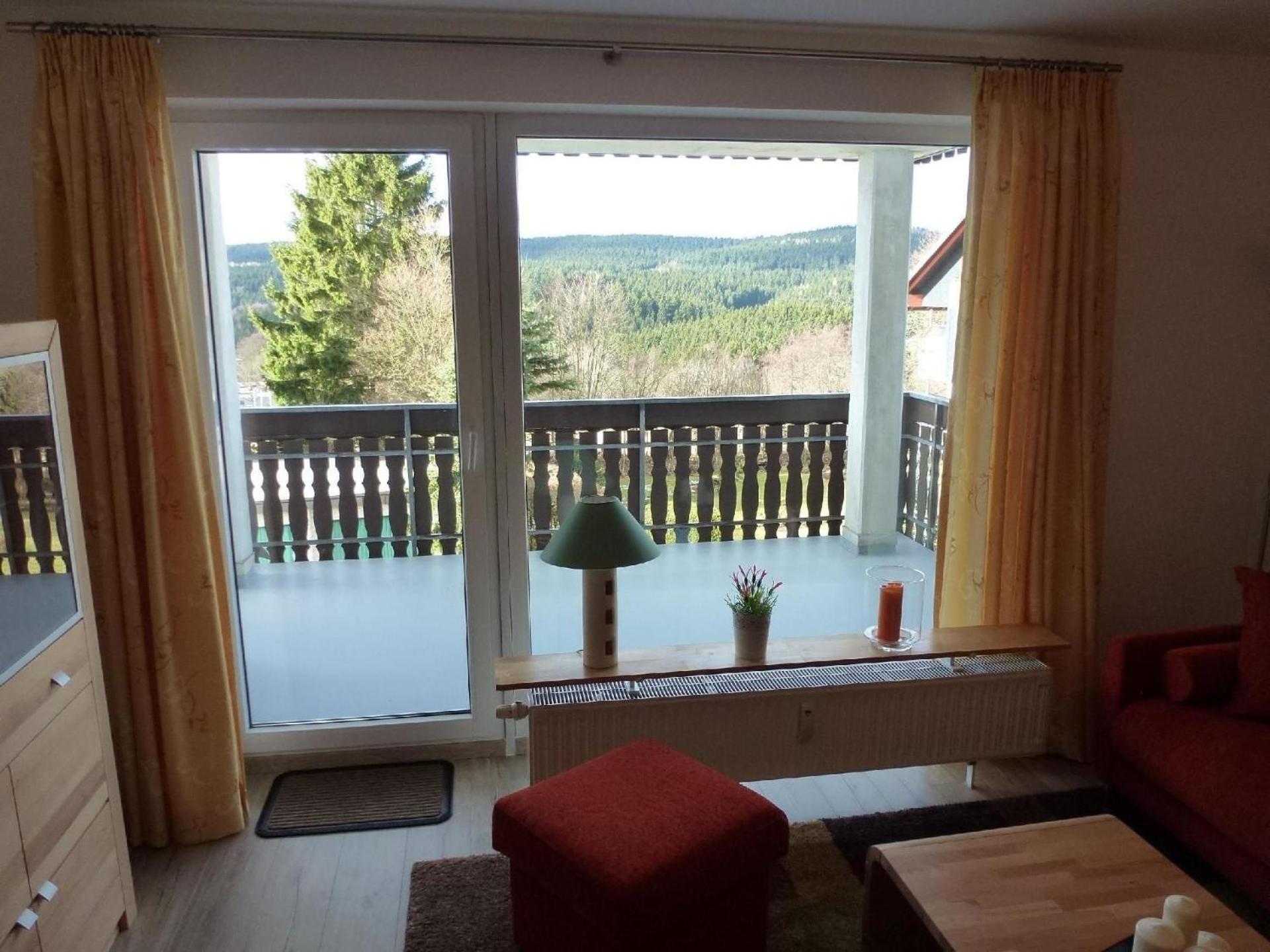 Hochwertig ausgestattete Ferienwohnung mit Balkon in ruhiger Lage