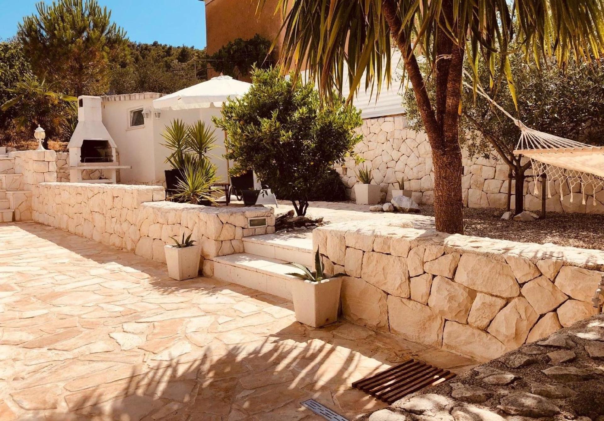 Freistehendes Ferienhaus auf 2 Etagen mit 2 Terrassen und großem privatem Garten mit Grill view 5