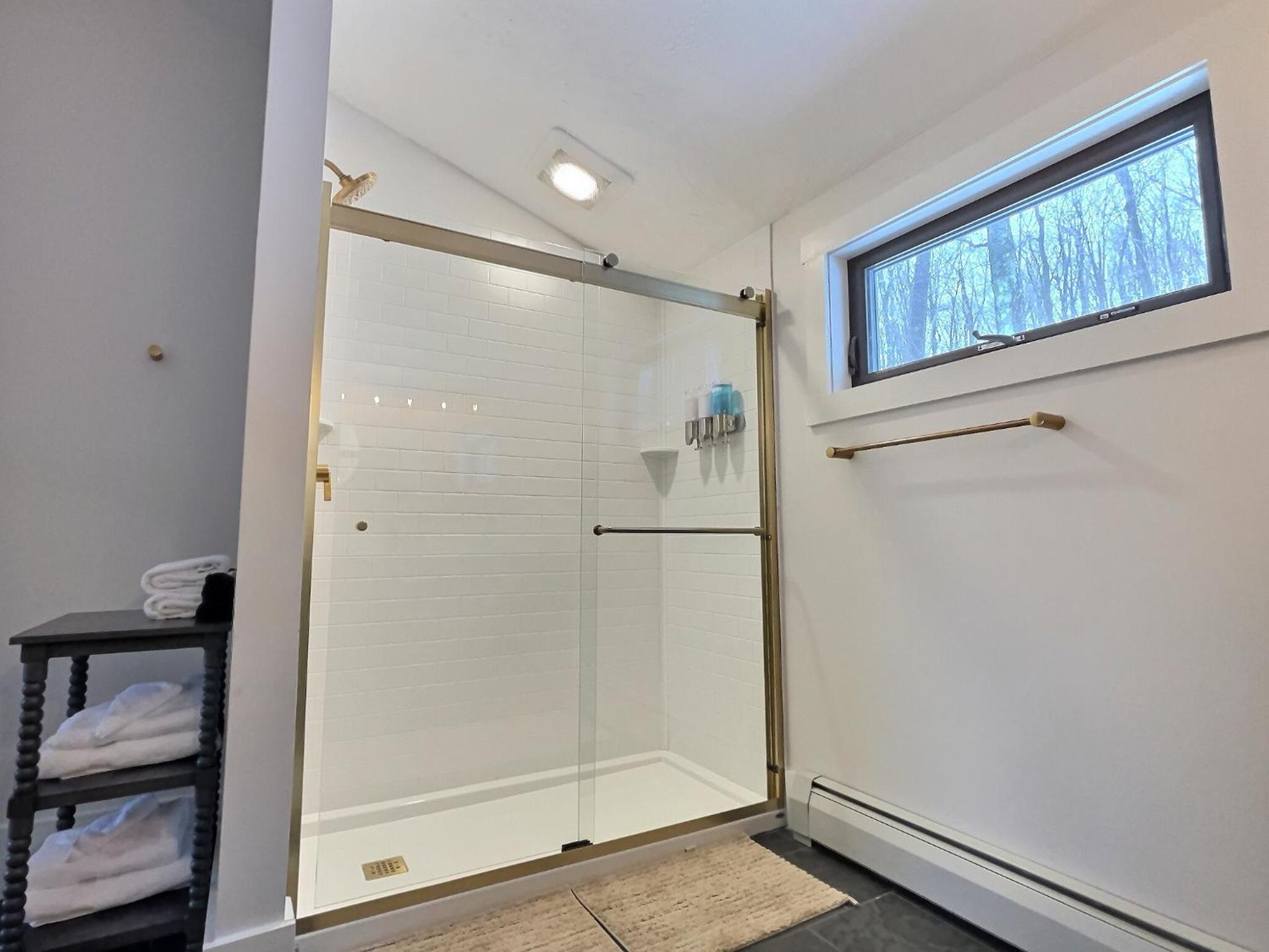Beartopia- Hot Tub, Views, 2 Primary Suites! view 2