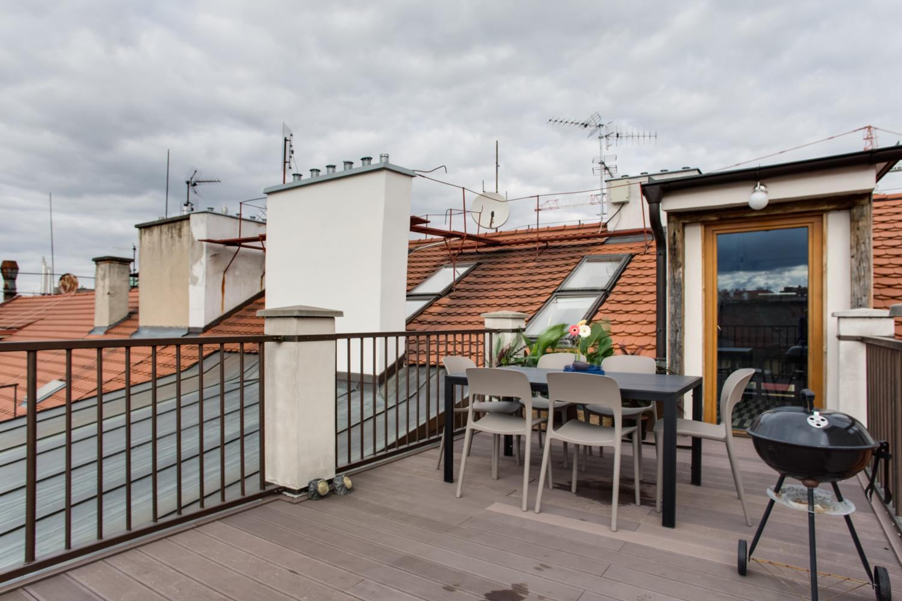 Ultimate Prague 1 experience - Duplex, Roof Top Terrace, Prague Castle View, free parking over weekends, AC!