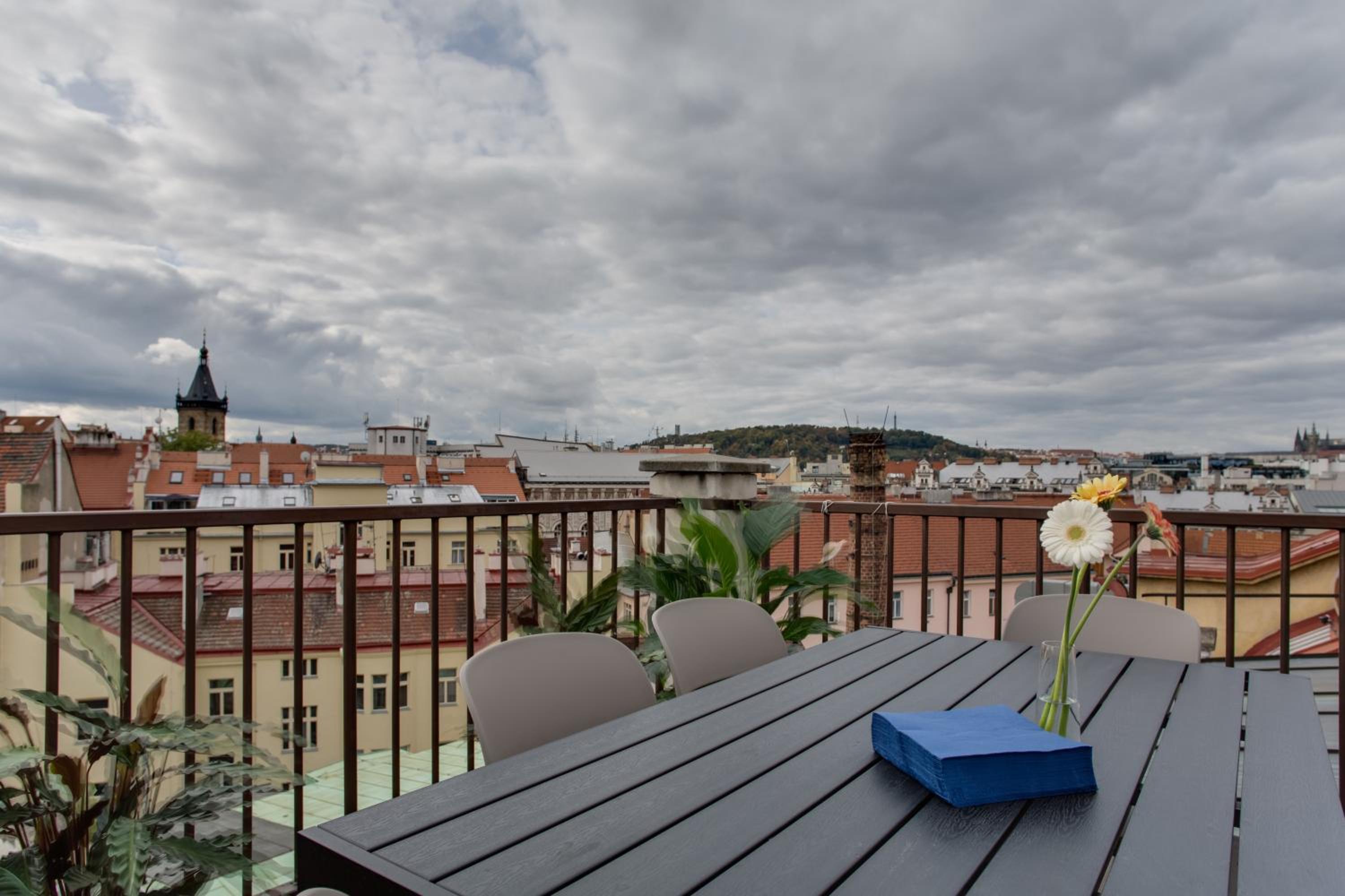 Ultimate Prague 1 experience - Duplex, Roof Top Terrace, Prague Castle View, free parking over weekends, AC!