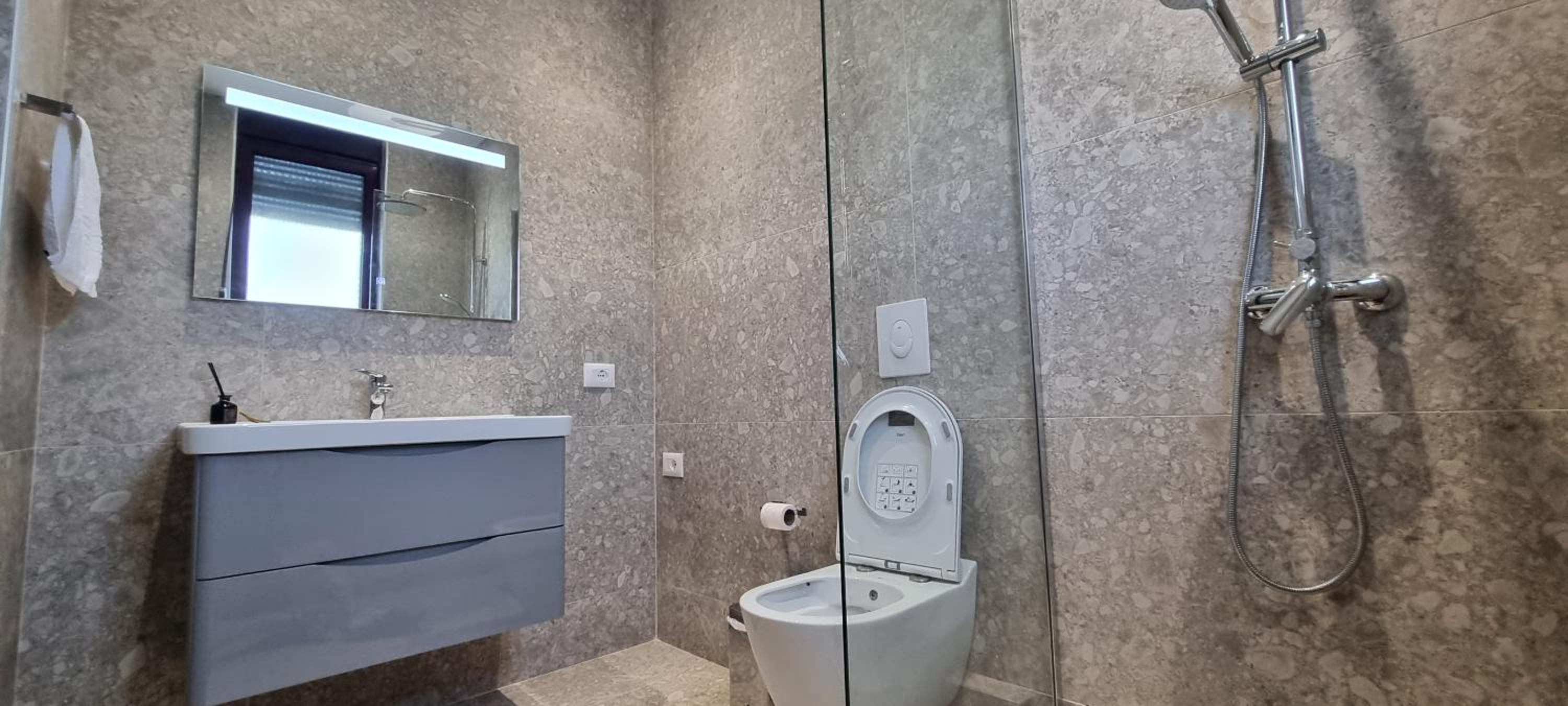 Matt House 2 bedroom 2 bathroom beachside