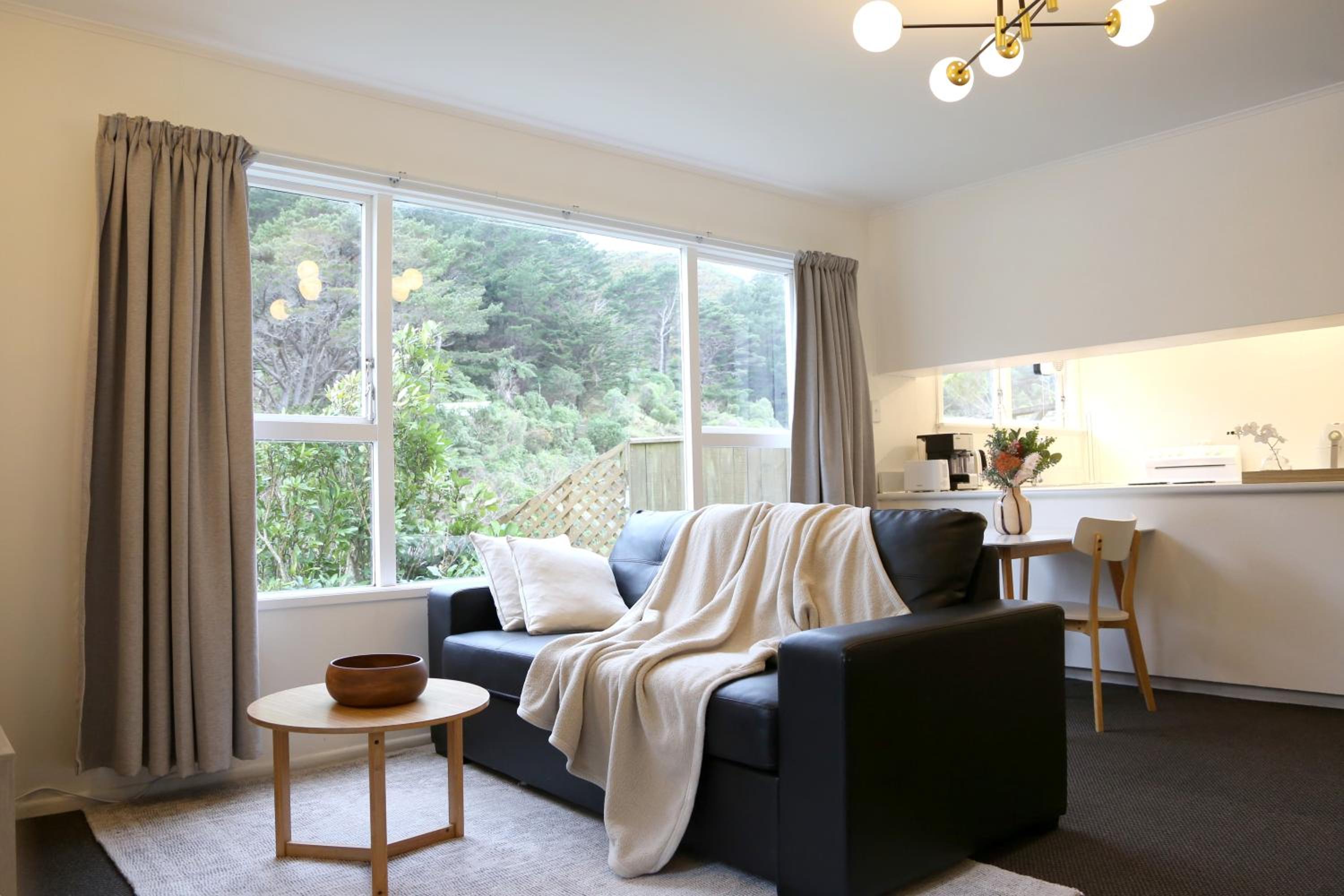 Skyline Haven - Entire Apartment - Free Parking, Espresso, Netflix - 15m to CBD, Stadium, Ferry view 4