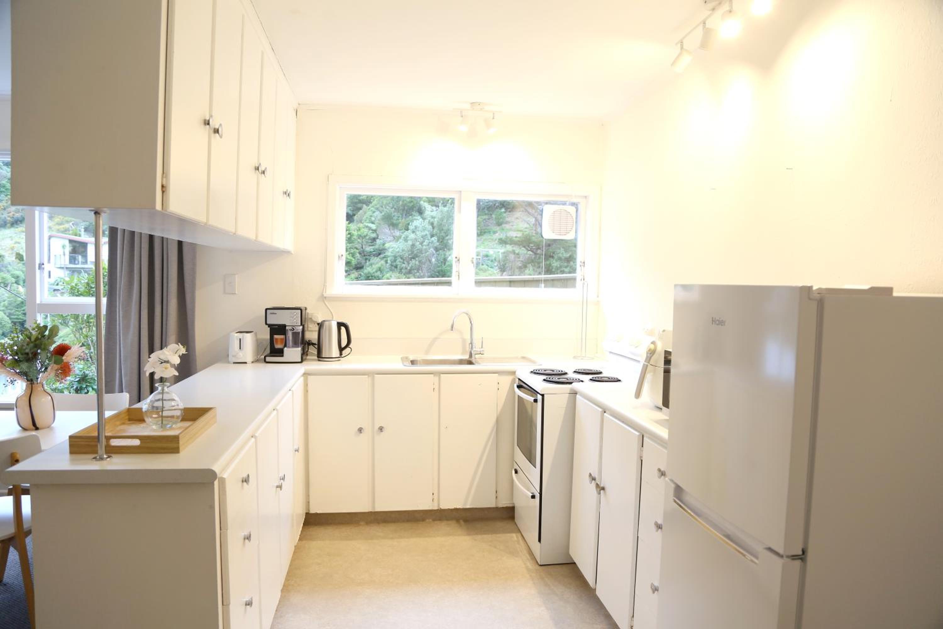 Skyline Haven - Entire Apartment - Free Parking, Espresso, Netflix - 15m to CBD, Stadium, Ferry view 3