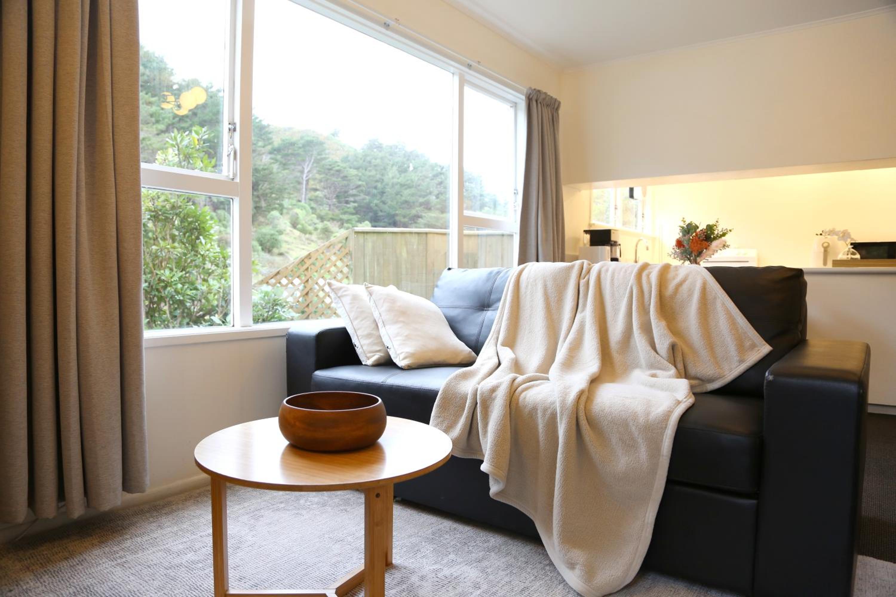 Skyline Haven - Entire Apartment - Free Parking, Espresso, Netflix - 15m to CBD, Stadium, Ferry view 5