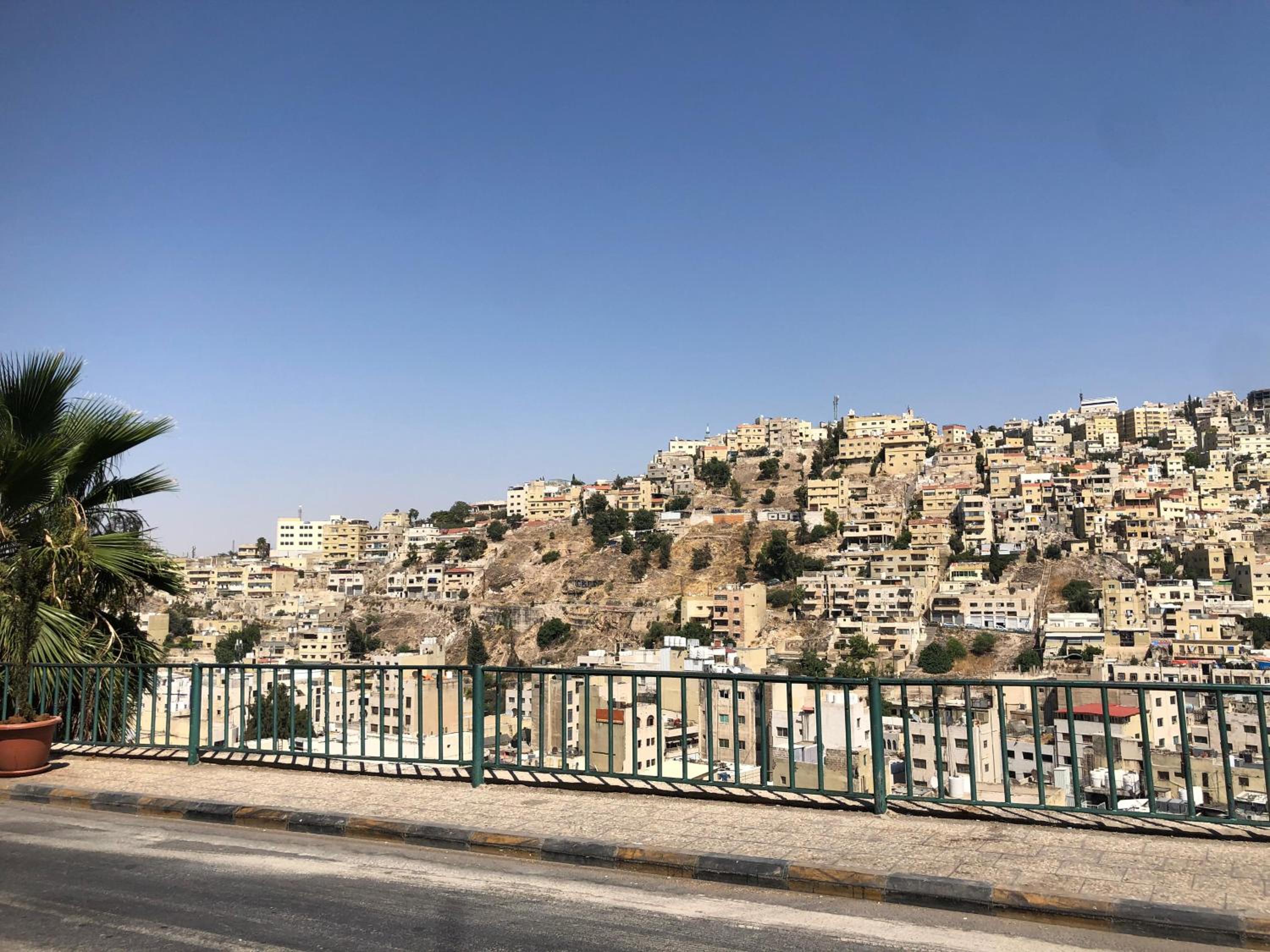 Cozy Apt in amman with a view view 2