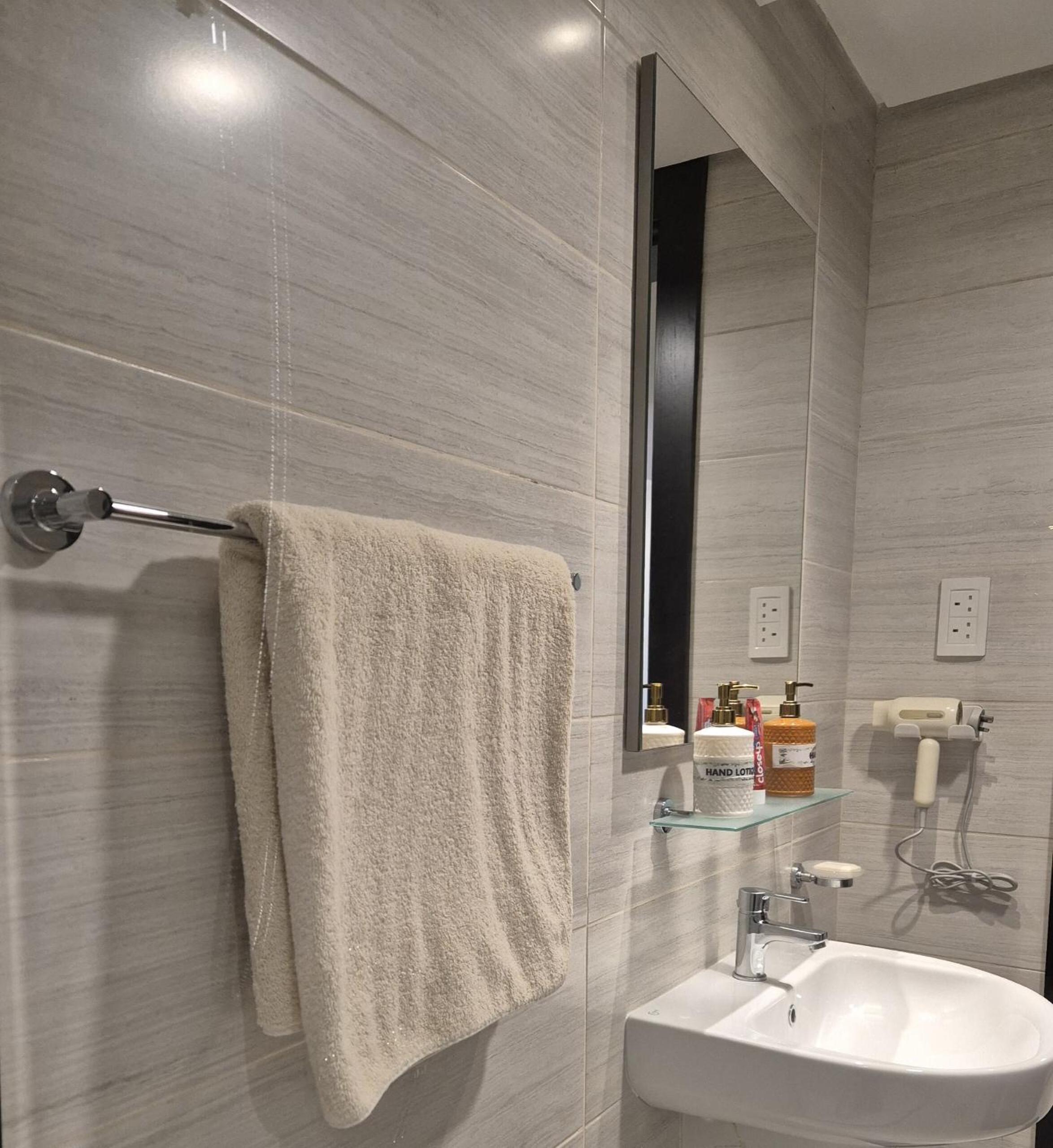 Luxury Romantic Sea View Apartment-ERAإقامة هادئة إطلالة بحرية موقع استثنائي- Manama