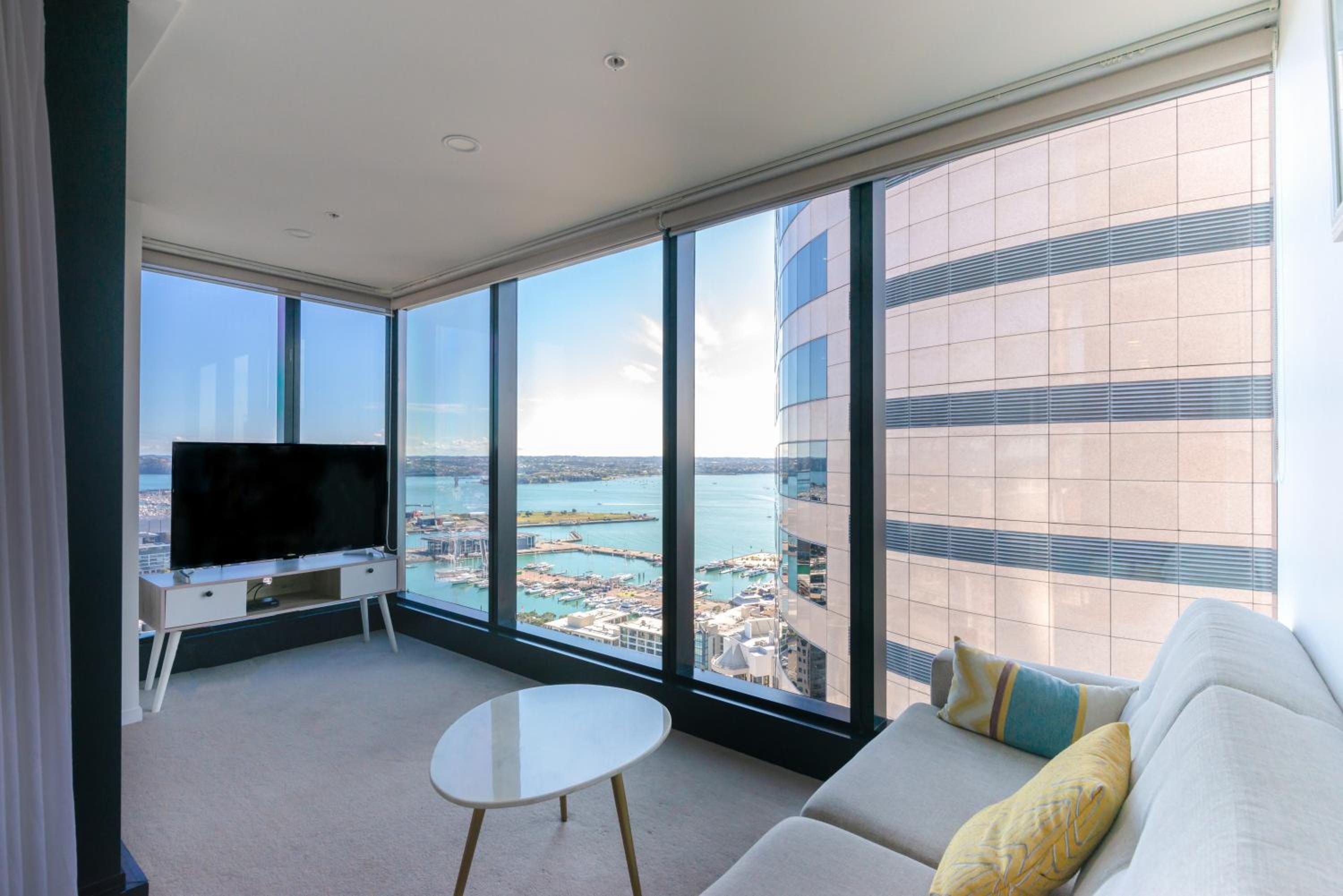 Gorgeous Seaview 2 Bedroom Apartment in Auckland CBD