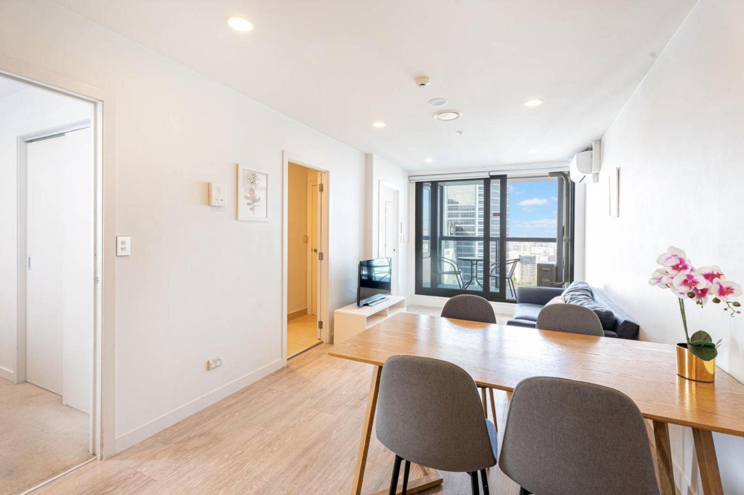 Gorgeous High Floor Skytower view 2 Bedroom Apartment in Auckland CBD view 3