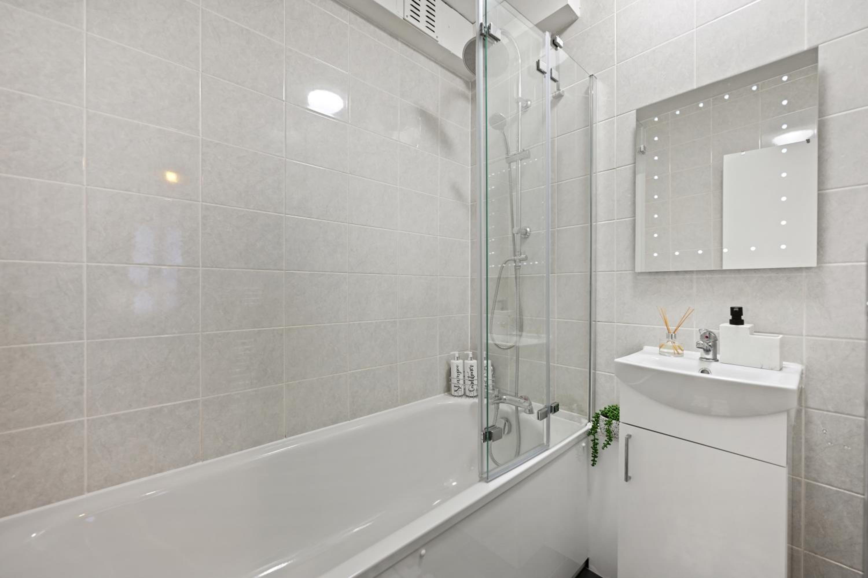 Chic 2-Bed Flat with Workspace, Balcony, Parking