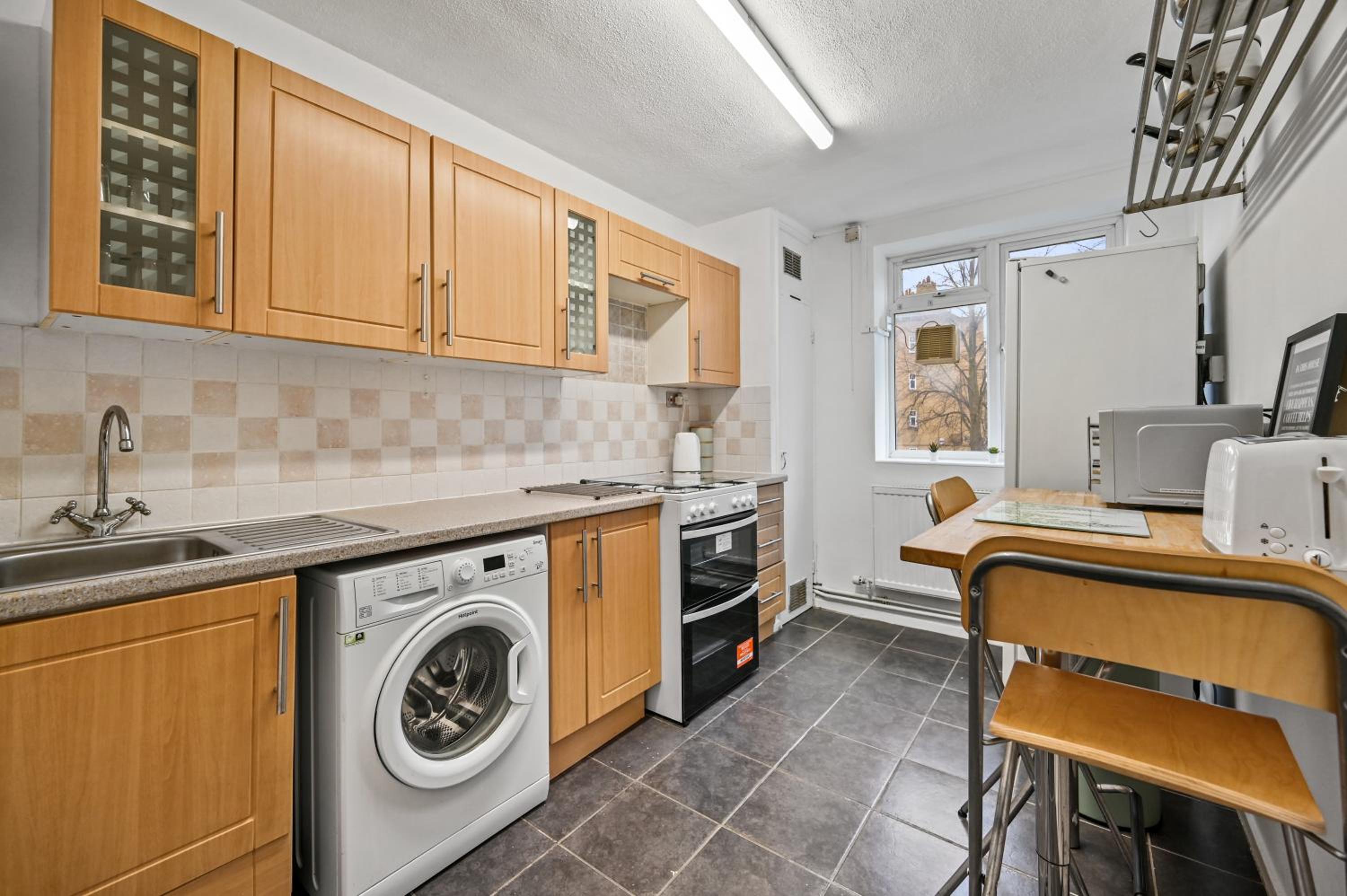 Chic 2-Bed Flat with Workspace, Balcony, Parking
