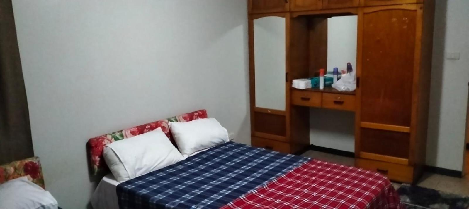Singhs apartment double budget shared room