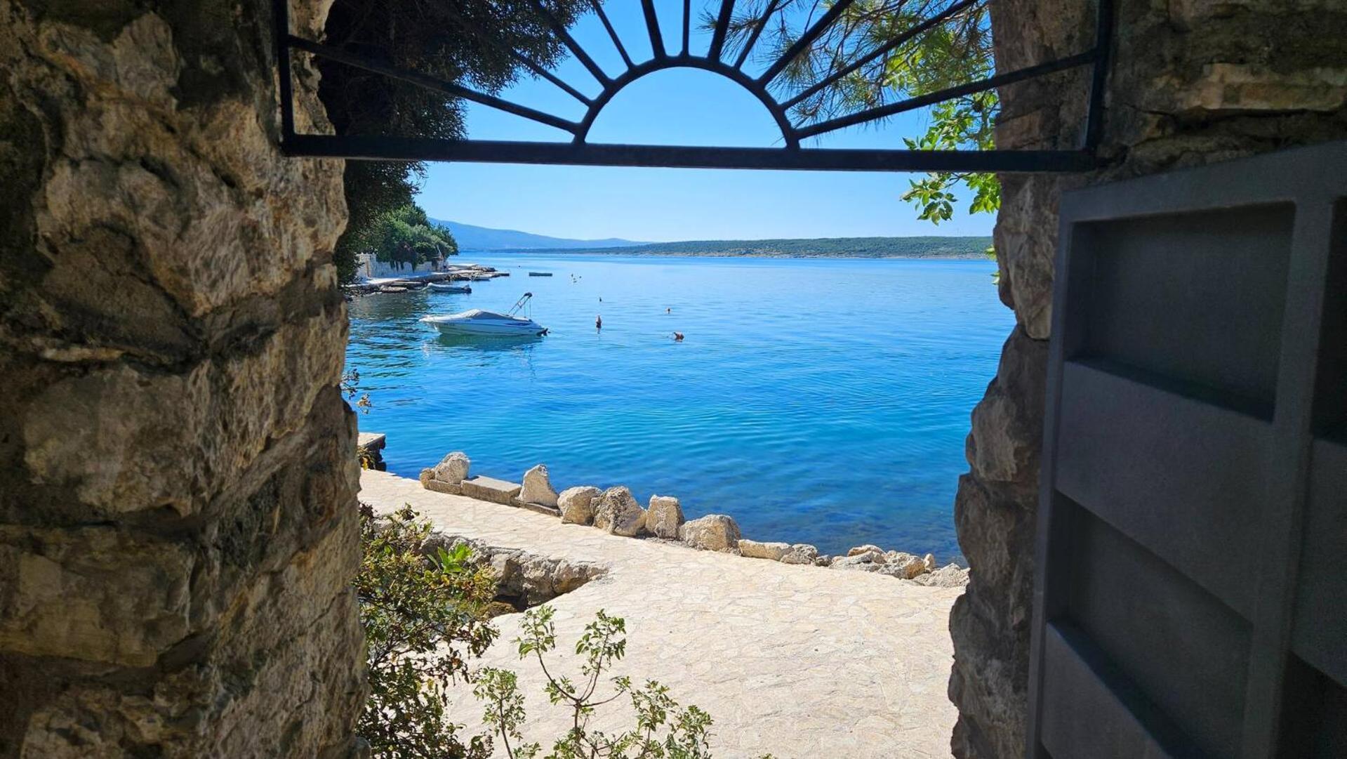 Four-Bedroom Seafront Villa in Maslenica view 5