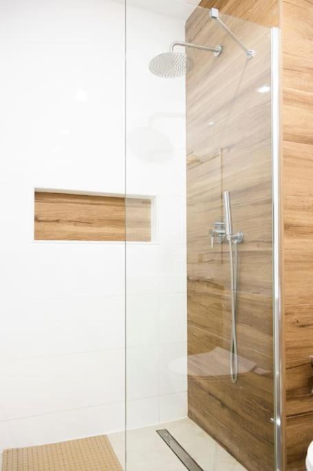3 bdr aprt, spacious & rooftop pool - LCGR