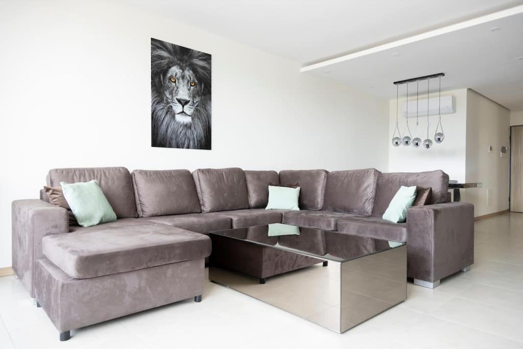 3 bdr aprt, spacious & rooftop pool - LCGR