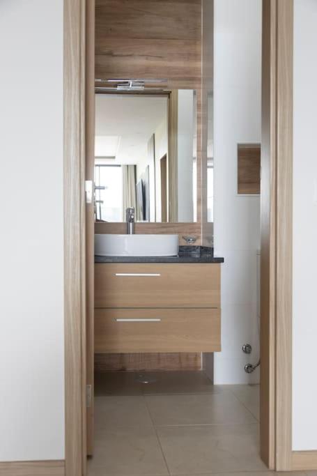 3 bdr aprt, spacious & rooftop pool - LCGR