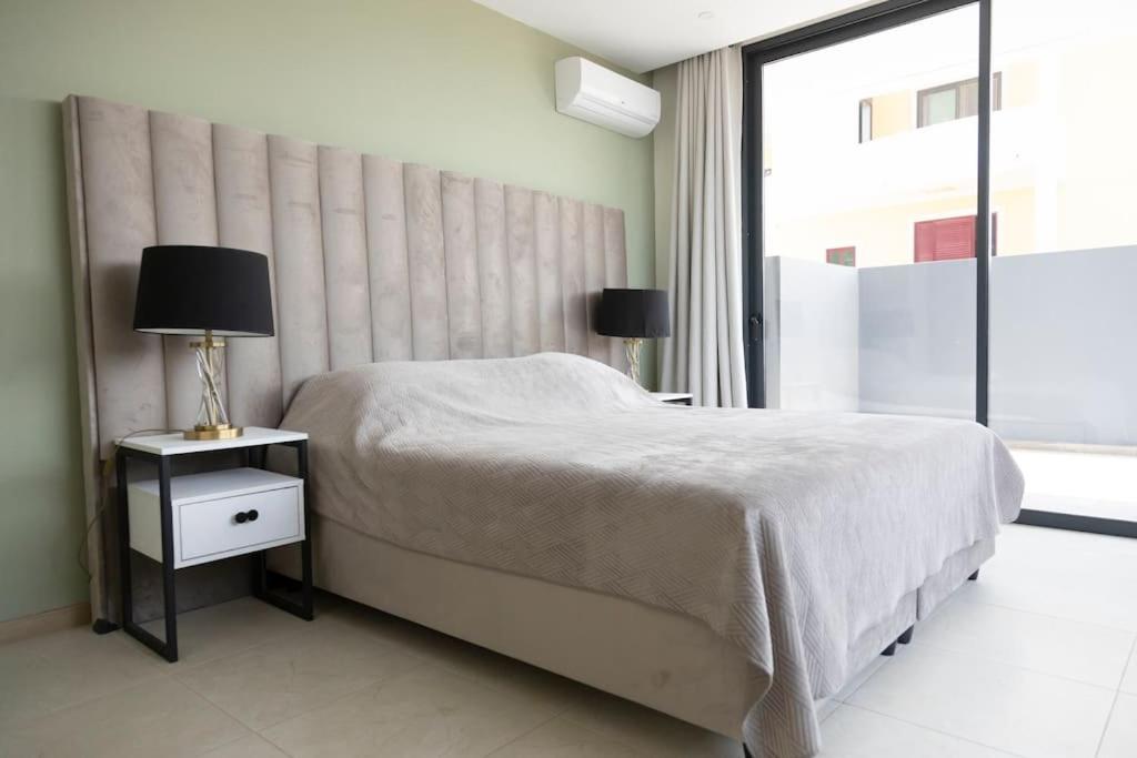 3 bdr aprt, spacious & rooftop pool - LCGR