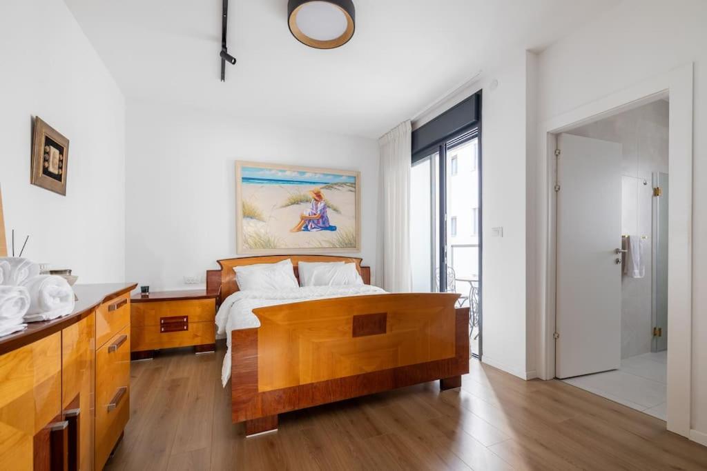 Luxurious Central Raanana Flat with Terrace