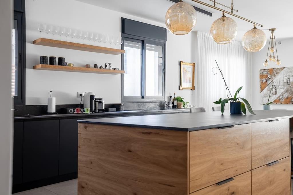 Luxurious Central Raanana Flat with Terrace