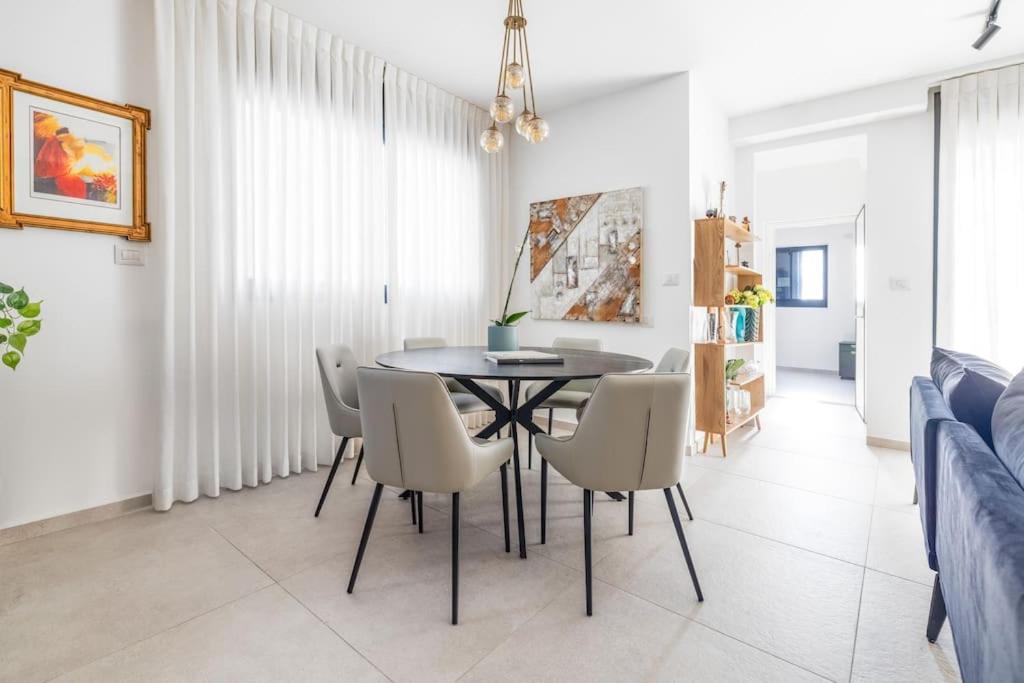 Luxurious Central Raanana Flat with Terrace