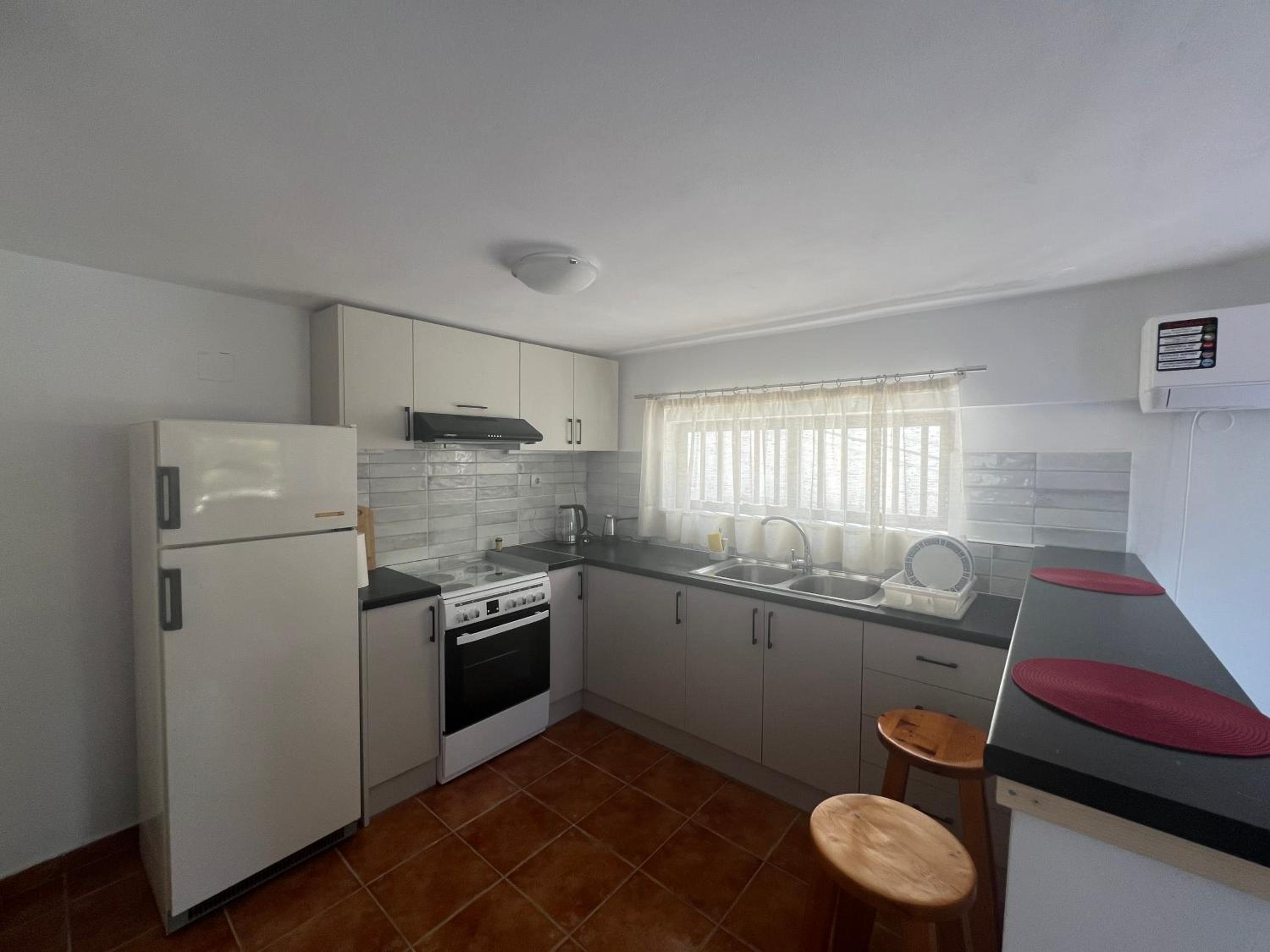 Galini 2 en Akrogiali — kitchen