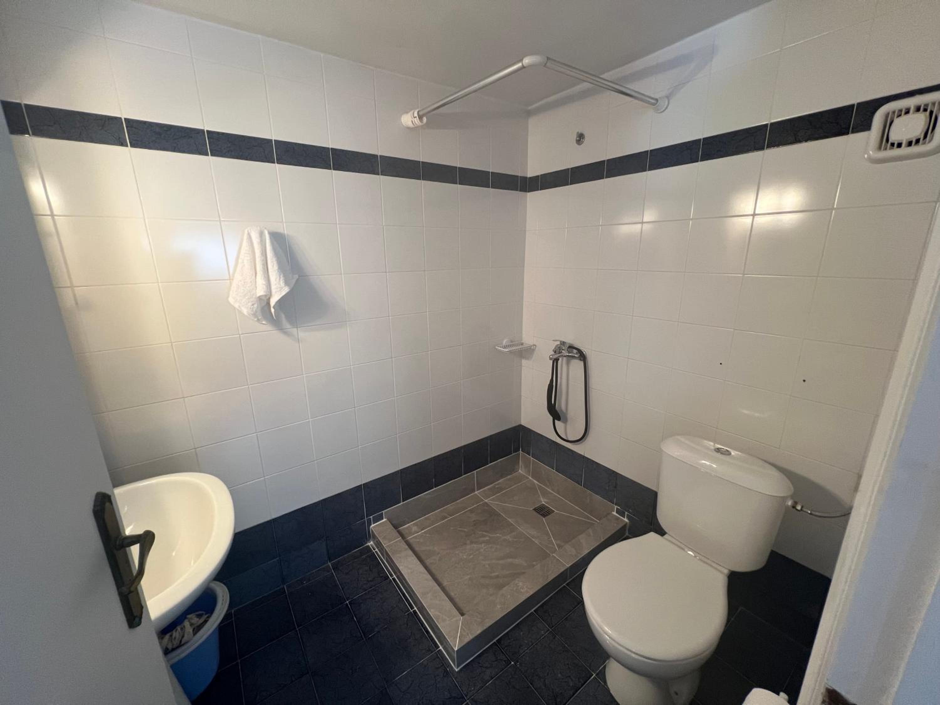 Galini 2 en Akrogiali — bathroom