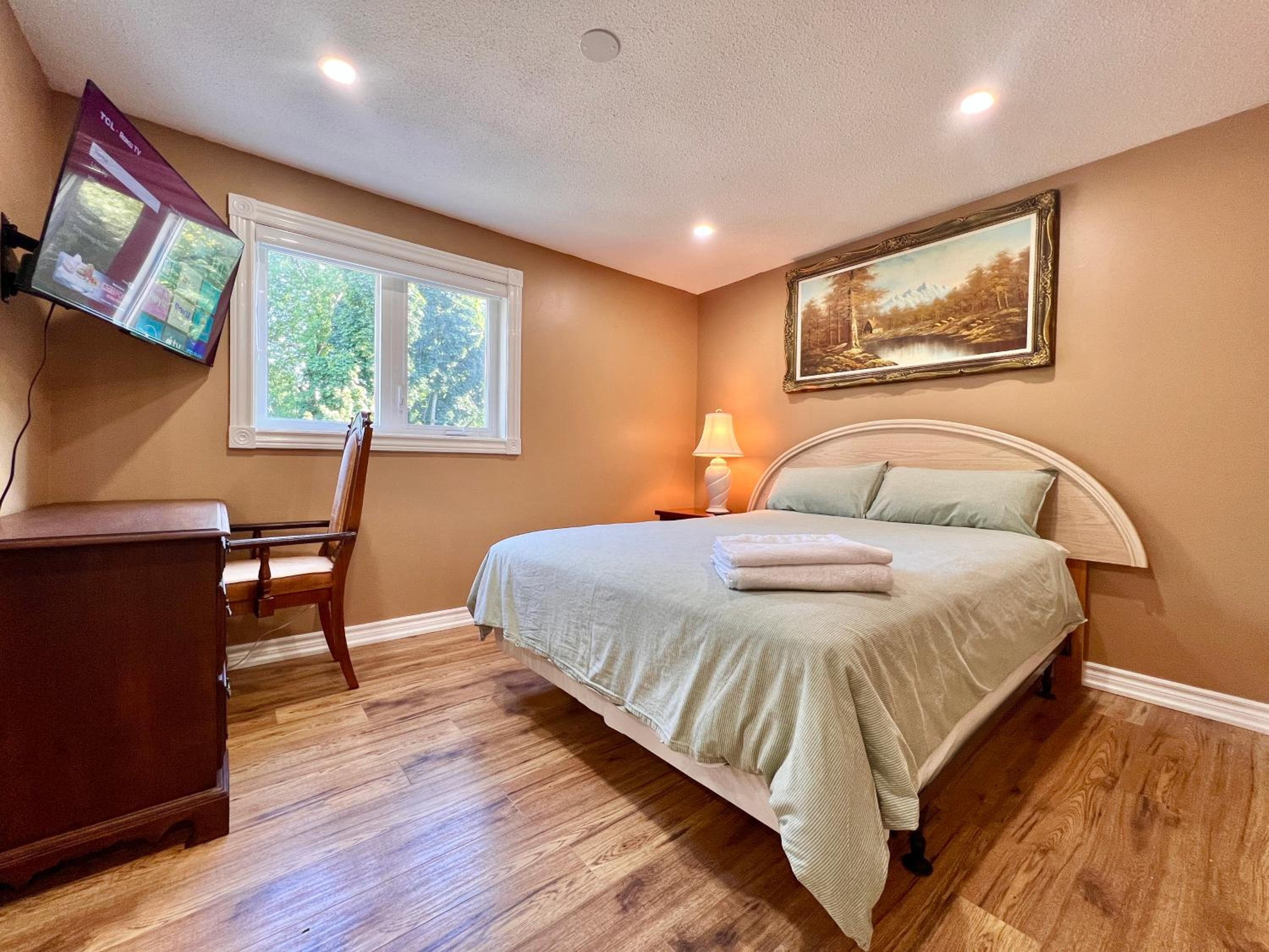 Cozy Home Near Transit & Hillcrest Mall with Free Parking