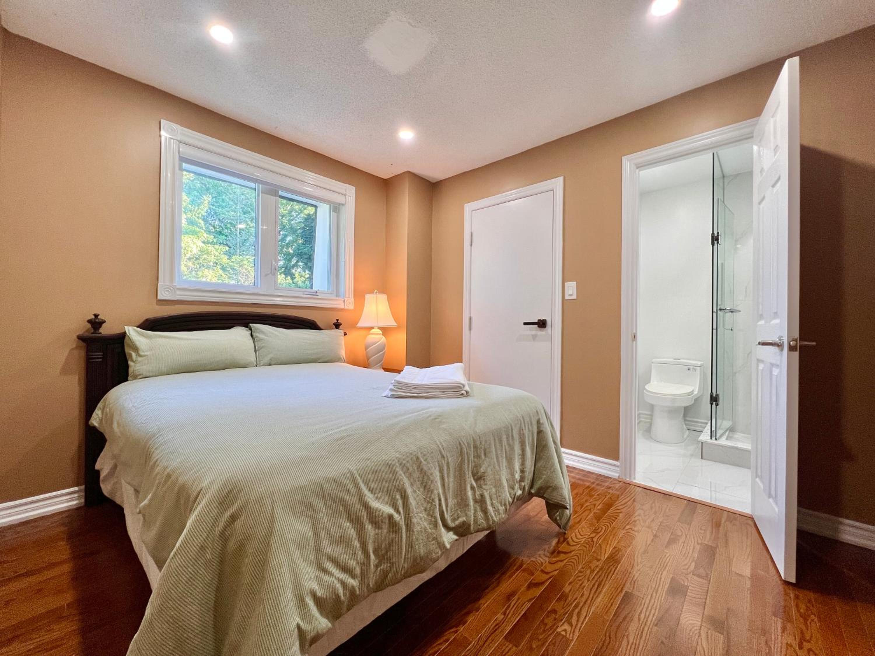 Cozy Home Near Transit & Hillcrest Mall with Free Parking