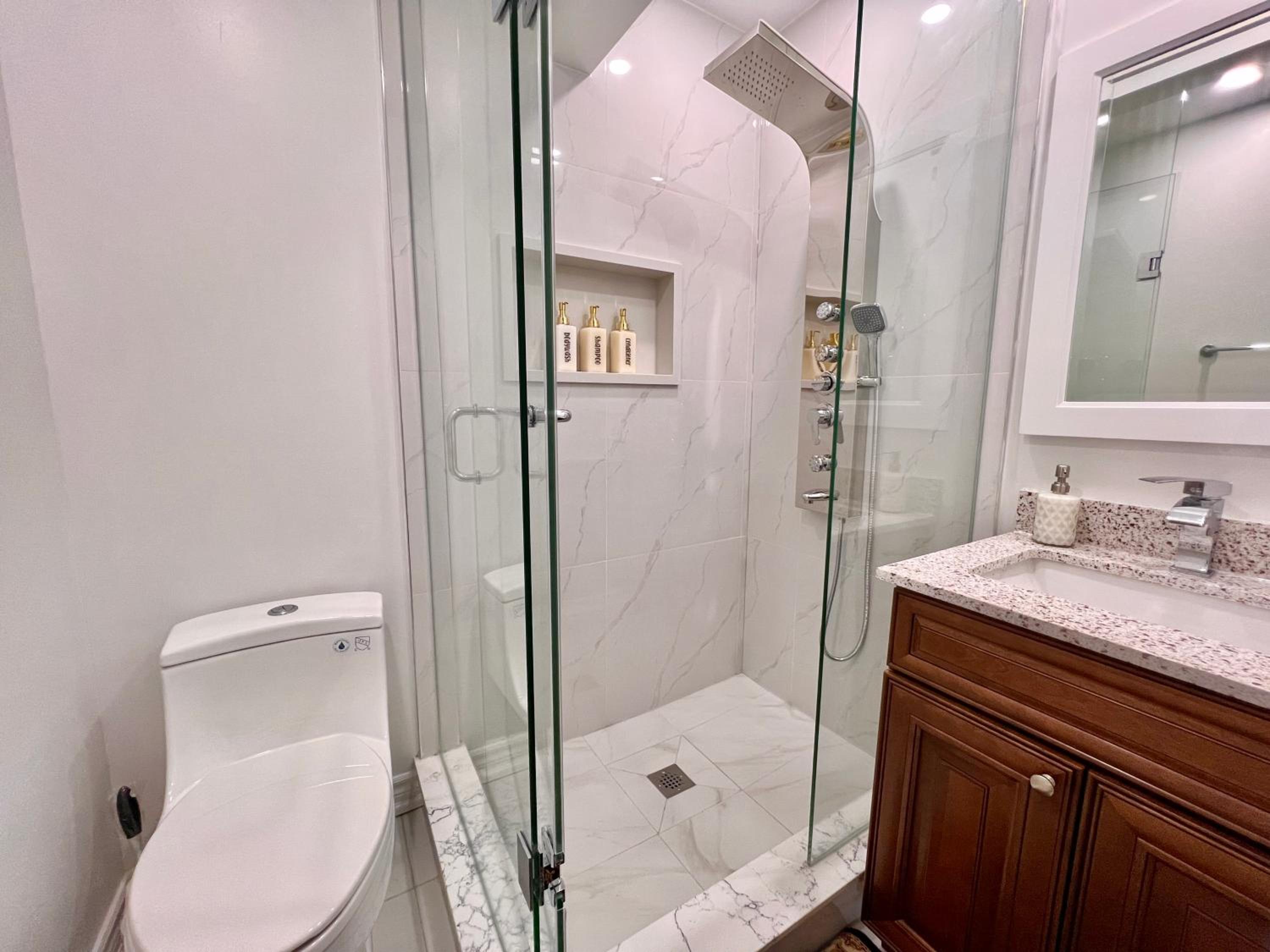 Cozy Home Near Transit & Hillcrest Mall with Free Parking