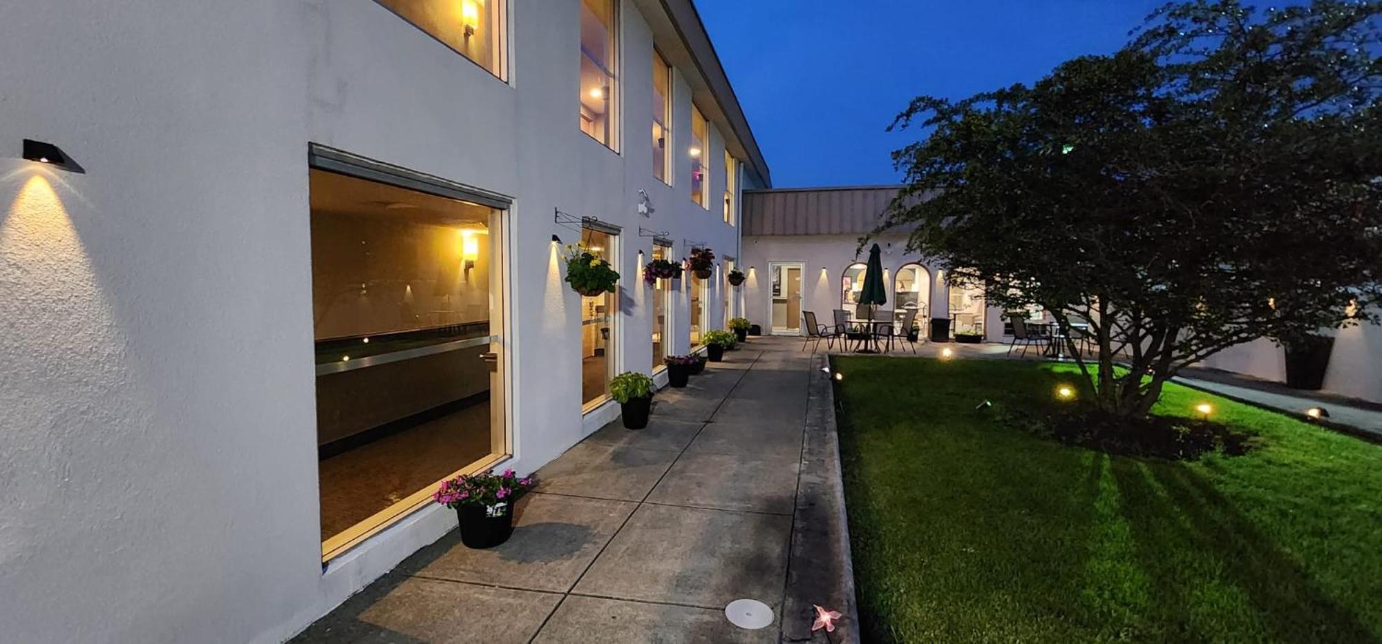 Super 8 by Wyndham Morton Grove/Chicago - Property Image 7