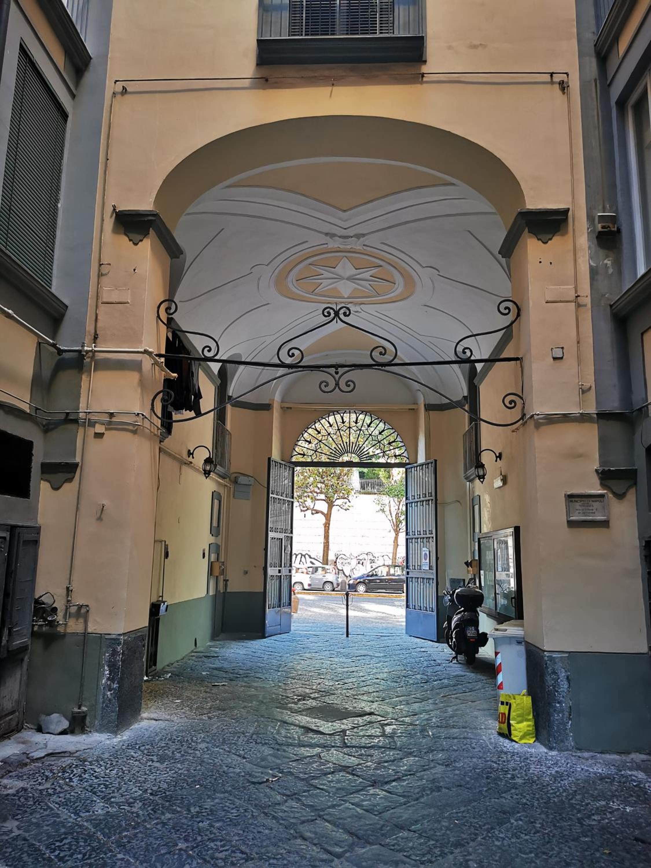 A cozy nest with a Vesuvio view