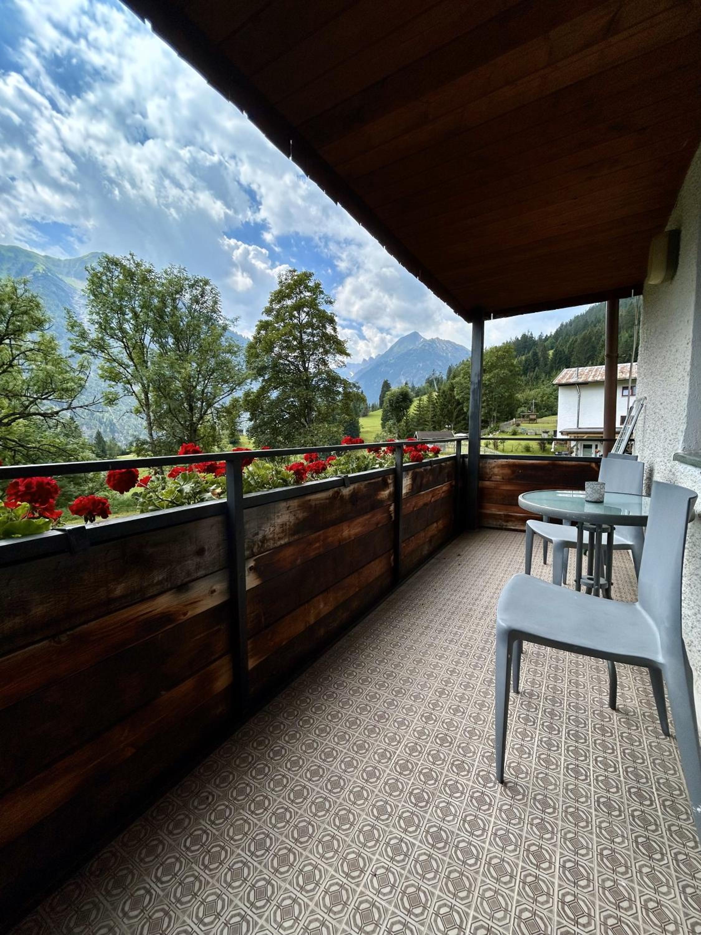 WOLF RETREAT Apartments im Lechtal davor Appartementhaus Michaela