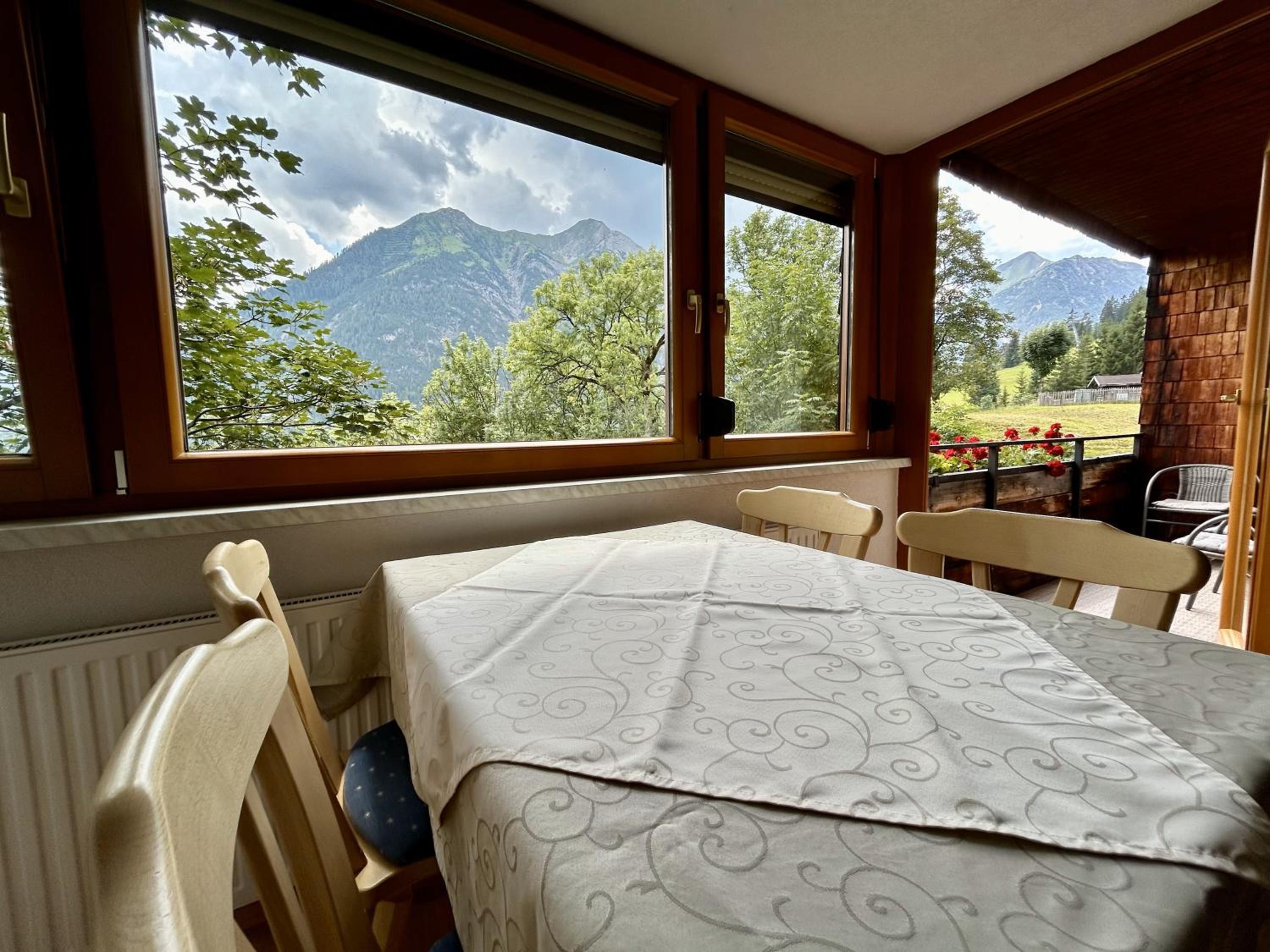 WOLF RETREAT Apartments im Lechtal davor Appartementhaus Michaela